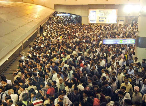 Delhi Metro: एक दिन में 68 लाख लोगों ने किया सफर, पहुंचे रिकॉर्ड तोड़ यात्री