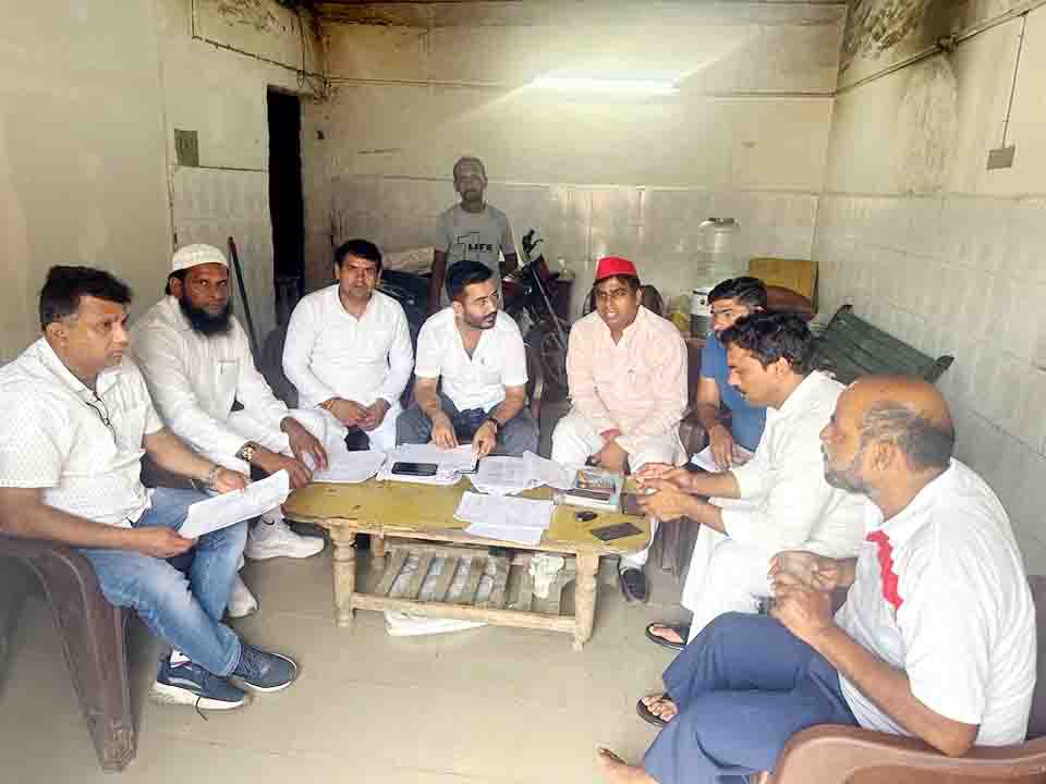 Noida Samajwadi Party: आश्रय गुप्ता-विकास यादव ने बूथ कमेटियों का किया निरीक्षण