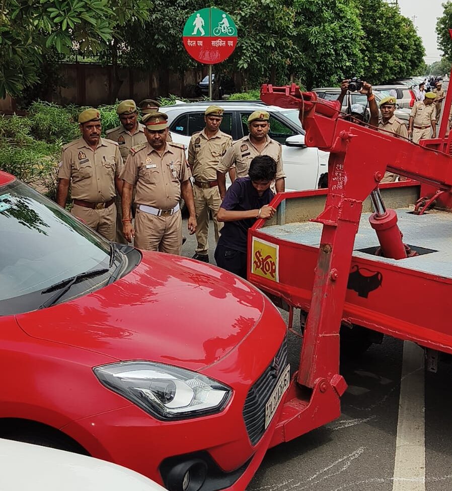 Noida:नो पार्किंग में होगी आपकी गाड़ी तो पुलिस कर सकती है ये कार्रवाई