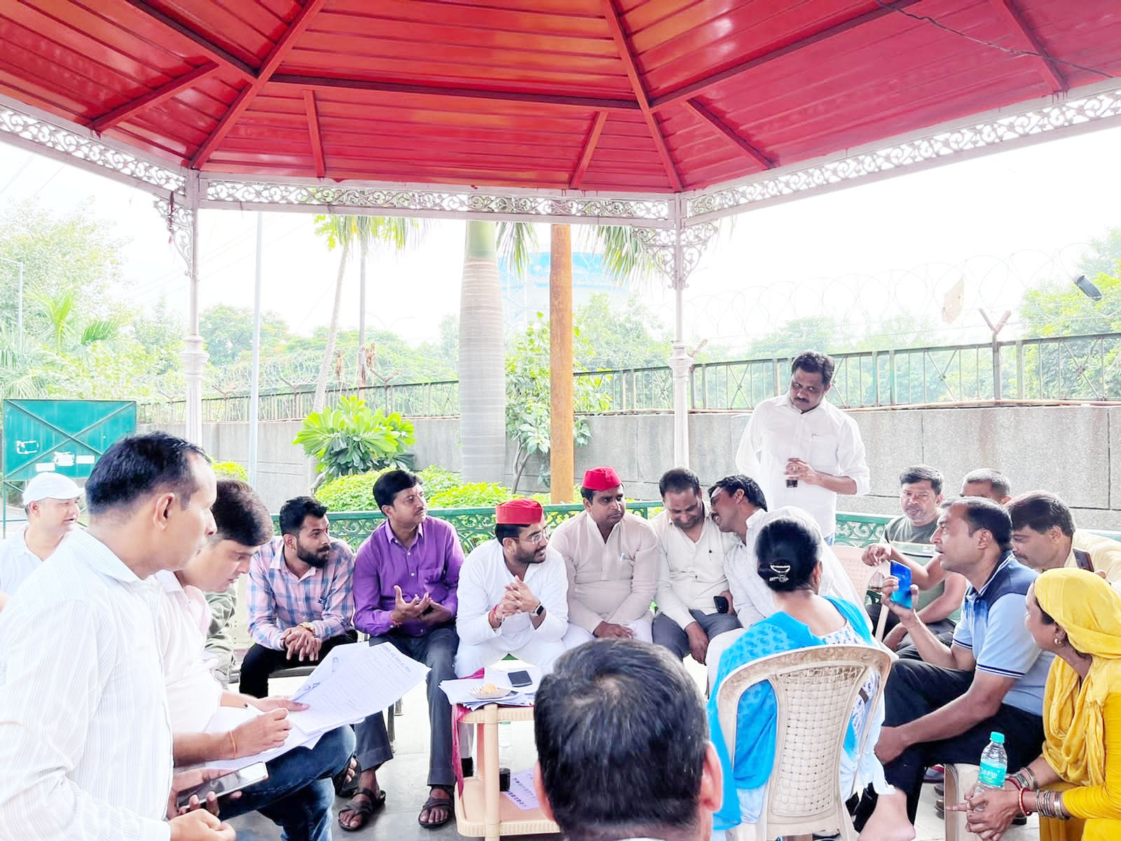 Noida News : सपाईयों ने बैठक कर बूथ कमेटियों पर दिया जोर