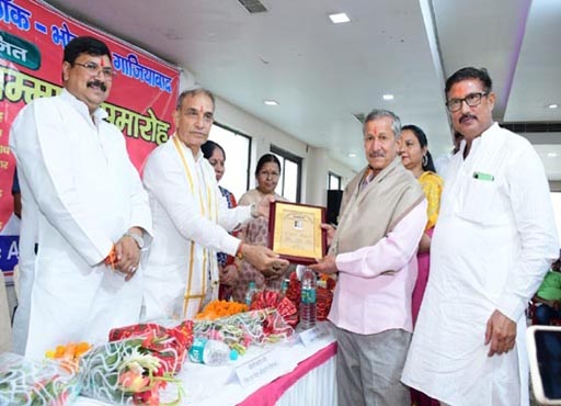 Felicitation Program : जिले का प्रत्येक शिक्षक मेरे परिवार का सदस्य : डॉ सत्यपाल सिंह