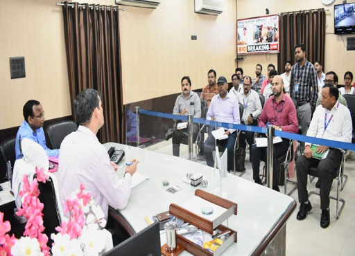 Bulandshahr News : बैंक प्रबंधक कैंप लगाकर खोलें खाते: DM चन्द्रप्रकाश