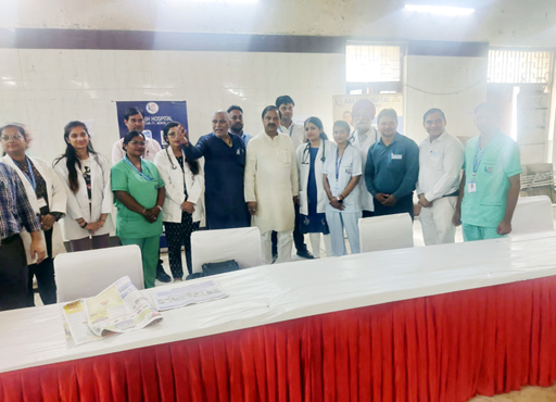 Noida News: सांसद डॉ महेश शर्मा ने निशुल्क स्वास्थ्य शिविर का किया शुभारंभ