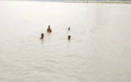 Rae Bareli News : गंगा में नहाते समय तीन बच्चे डूबे, तलाश जारी