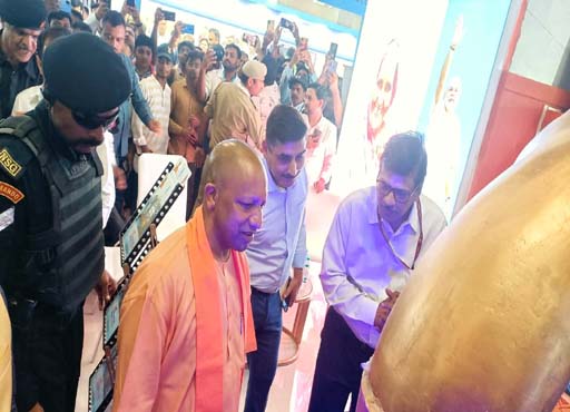 Greater Noida Jal Jeevan Mission : स्टाल पर पहुंचे CM Yogi, राष्ट्रपति ने जल स्टाल को निहारा