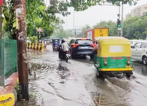 Noida Update : झमाझम बारिश से नोएडा समेत कई जगहों पर जलभराव