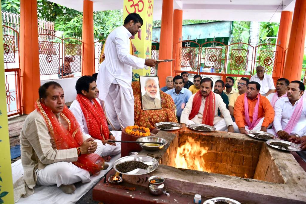 Noida News: पीएम मोदी के जन्मदिन पर विशेष पूजा अर्चना में नेताओ ने ये की कामनाएं