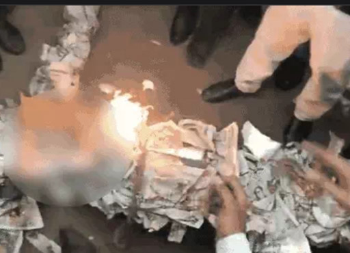 Hapur: मुख्यमंत्री का फोटो जलाने के मामले में वकीलों पर मुकदमा