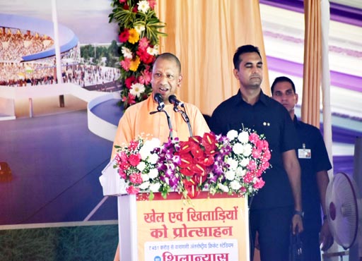 Varanasi : मुख्यमंत्री क्रिकेट मैदान के आधारशिला समारोह को किया सम्बोधित