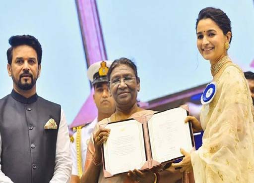 Film Industry : राष्ट्रपति ने आलिया भट्ट को नेशनल अवॉर्ड से सम्मानित किया , तस्वीरें वायरल