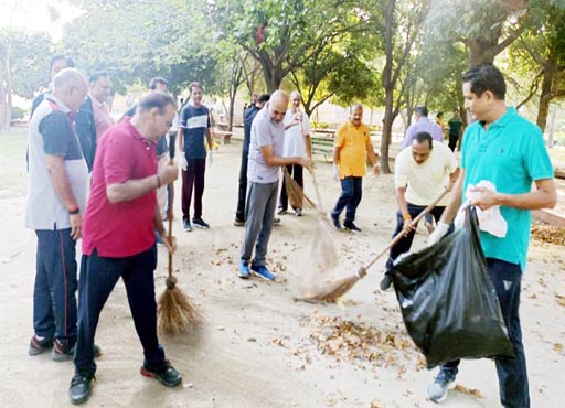 cleaning campaign : पार्षद कुसुम गोयल ने हाथों में झाड़ू लेकर चलाया सफाई अभियान