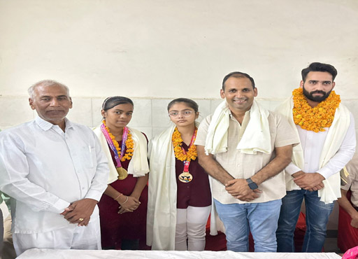 Noida News: सचिन बैसला और दो छात्राओं का किया सम्मान