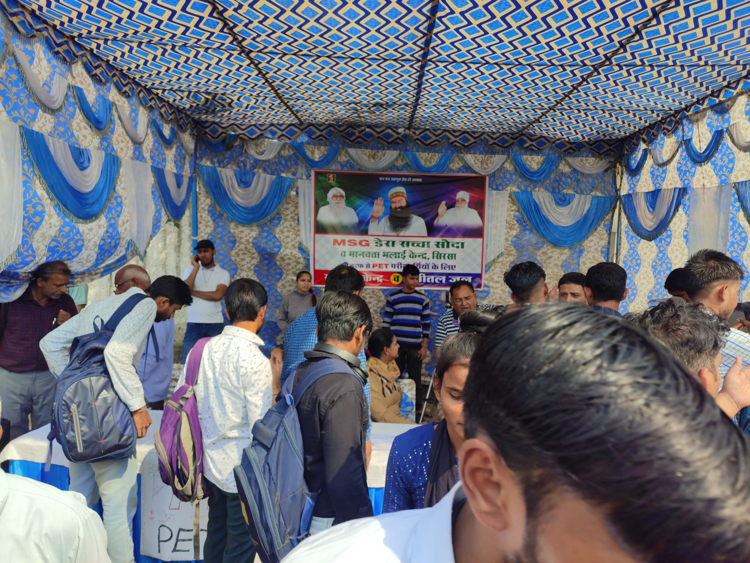Ghaziabad News : पेट परीक्षा देने आए अभ्यर्थियों का डेरा अनुयाइयों ने स्टॉल लगाकर किया मार्गदर्शन