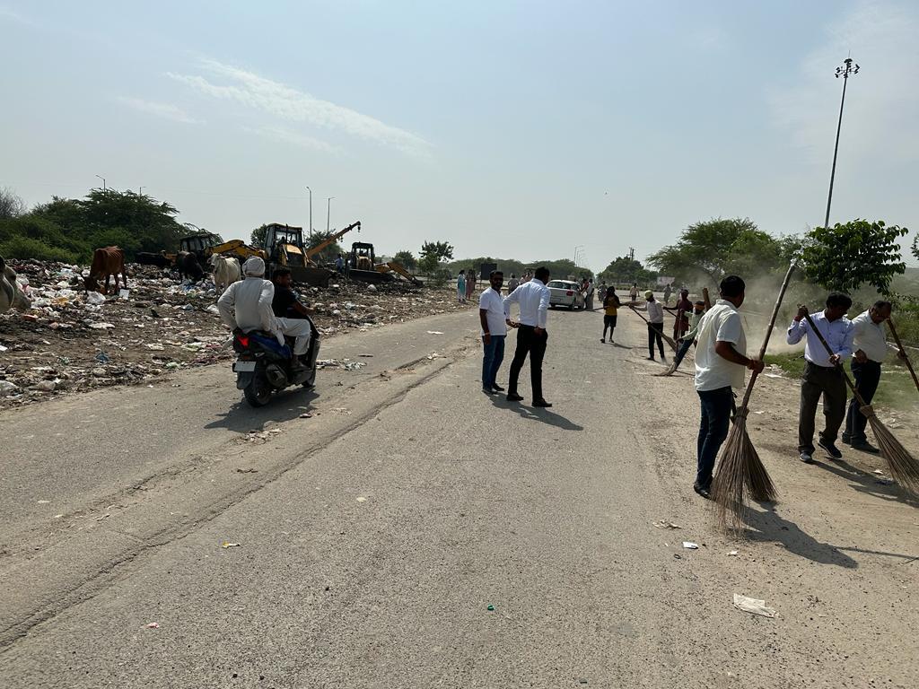 महाश्रमदानः नोएडा-ग्रेटर नोएडा में सरकारी एवं गैर सरकारी संगठनों ने चला सफाई अभियान