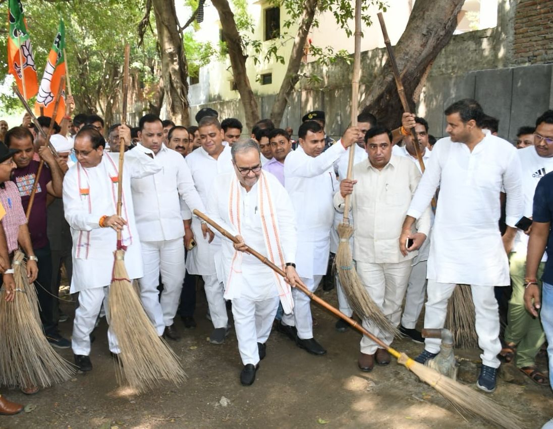 Noida News:भाजपा प्रदेश अध्यक्ष ने झाडु उठाकर सफाई कर दिया स्वच्छता का संदेश