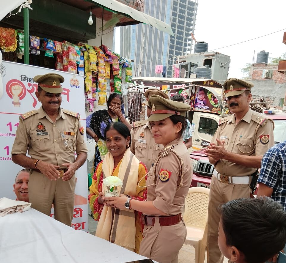 Noida Police: मिशन प्रतिभाग अभियान से नोएडा पुलिस कर रही छात्राओं को जागरूक