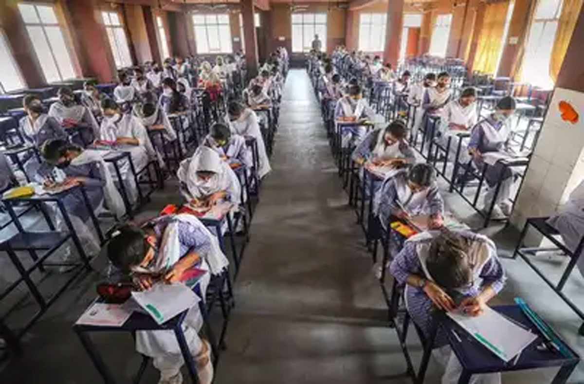 10th & 12th Exams: बोर्ड परीक्षाओं का नया पैटर्न छात्रों का तनाव करेगा कम