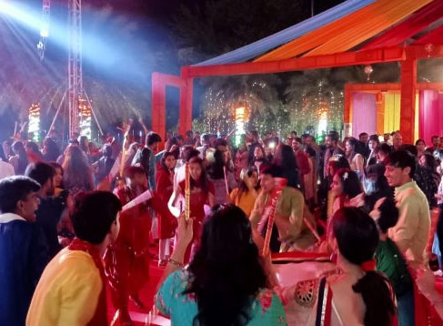 Dandiya Dance: नोएडा में छाया डांडिया का खुमार, इन सेक्टरों में हुआ डांस