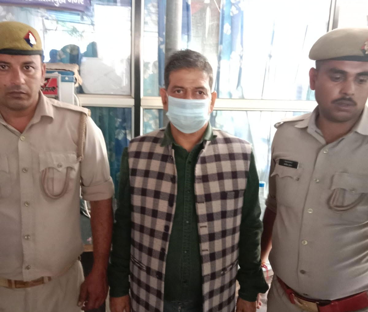Noida Police:भागने की फिराक में था 2.33 करोड़ रुपये धोखाधड़ी करने वाला, पुलिस ने एयरपोर्ट से ऐसे किया गिरफ्तार