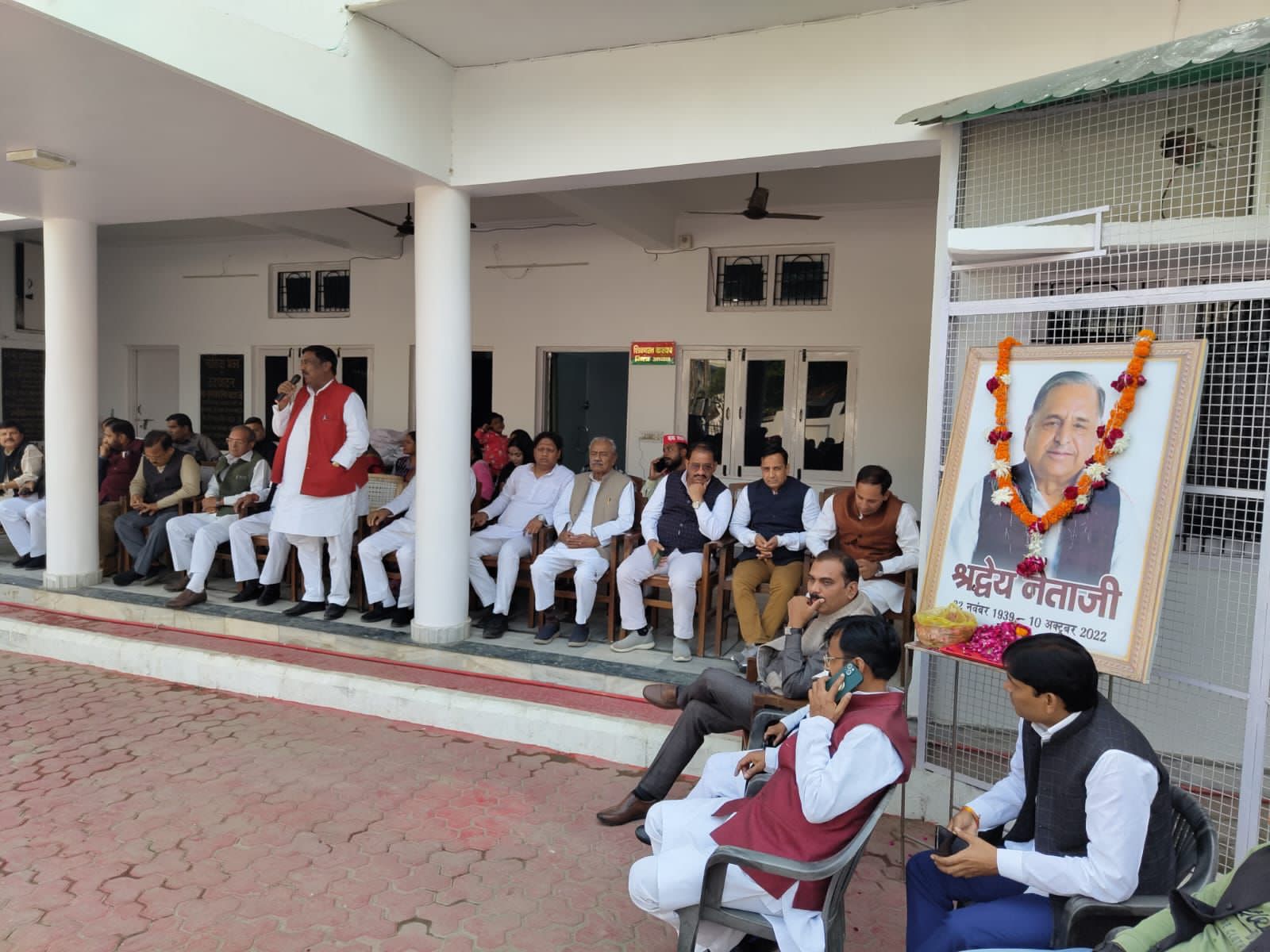 Uttar Pradesh : समाजवादी पार्टी कार्यालय पर मनाई गई मुलायम सिंह की जयंती