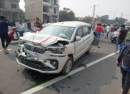 वाहनों के टकराने से दो कार सवार हुए घायल , कारें हुई क्षतिग्रस्त