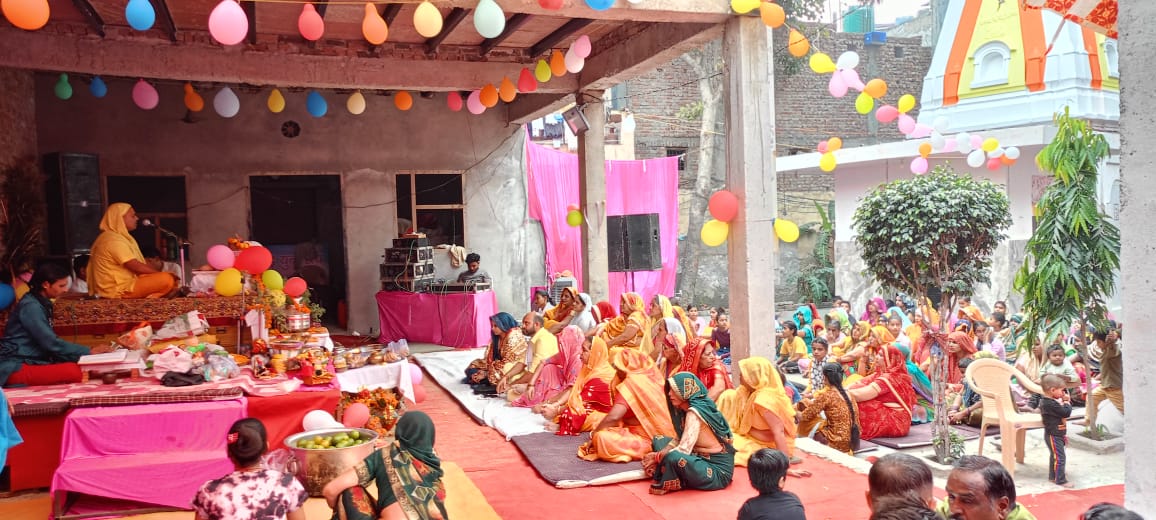 Noida News: प्राचीन शिव मंदिर में चल रही श्रीमद्भगवत कथा