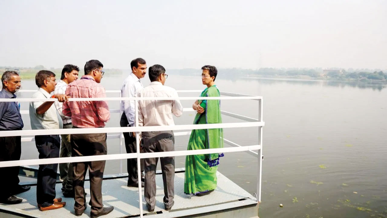 Delhi News:जल मंत्री आतिशी ने निमार्णाधीन तिमारपुर झील का किया दौरा