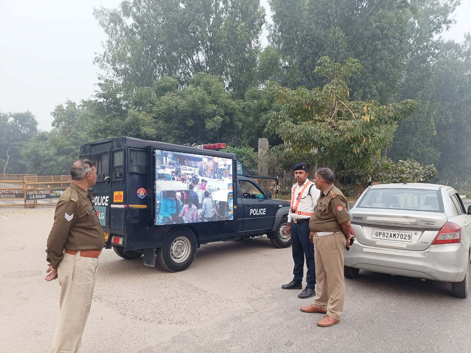 Noida News: ट्रैफिक पुलिस ने किए यातायात माह के दौरान 4012 ई-चालान