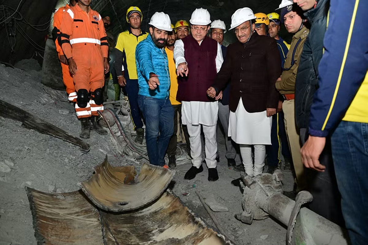 Silkyara Tunnel Uttarkanshi: आज रात फिर मजदूरों को गुजारनी होगी टनल के अंदर, रेस्क्यू का काम रूका