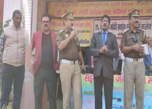 पुलिस ने छात्र और छात्राओं को सड़क सुरक्षा की दिलाई शपथ