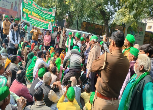  किसानों ने तहसील में धरना प्रदर्शन कर एसडीएम को सौंपा ज्ञापन 