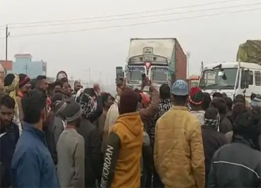 नए सड़क कानून के विरोध में ट्रक चालकों ने लगाया जाम