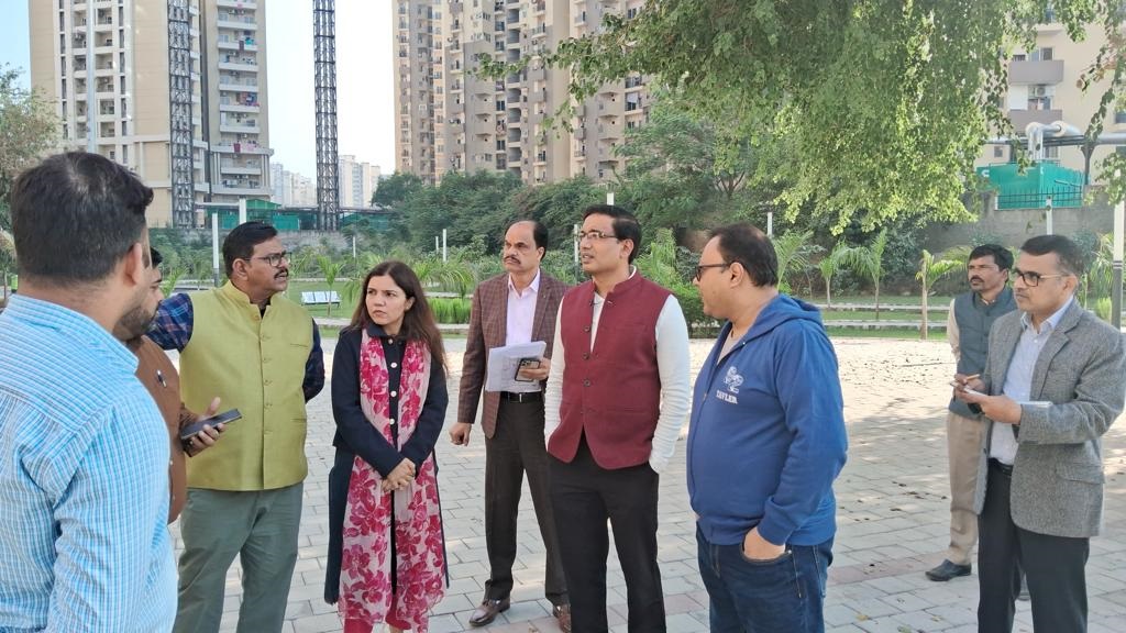 Noida Authority: सीईओ ने डॉग पार्क का किया निरीक्षण