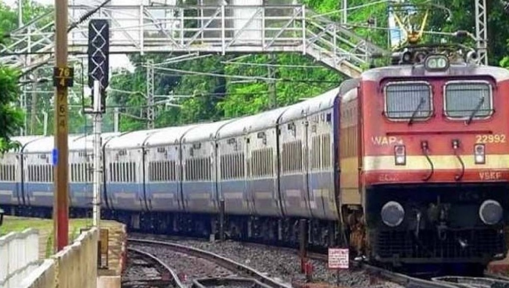 Northern Railway : कोहरे के कारण मुरादाबाद रेल मंडल से गुजरने वाली 46 ट्रेनें रद्द