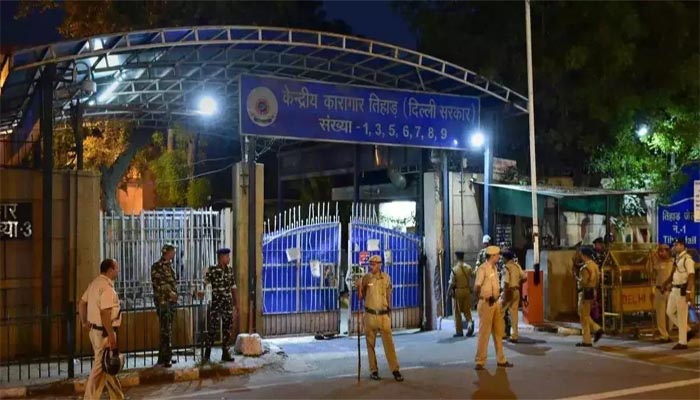Tihar Jail: तिहाड़ जेल ने 50 कर्मचारियों को बर्खास्तगी का दिया नोटिस