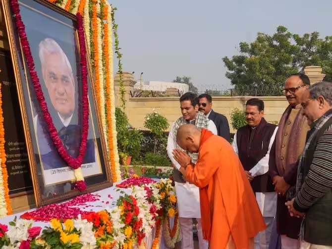 Atal Bihari Vajpayee Birthday: मुख्यमंत्री ने किया अटल जी की प्रतिमा का अनावरण