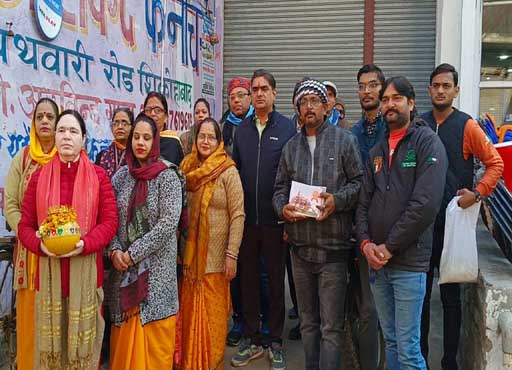  पूजित अक्षत व राम मंदिर का चित्र दिए गए घर घर जाकर 