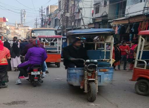 ई रिक्शा…, बाजारों में जाम.. और परेशान होते लोग  