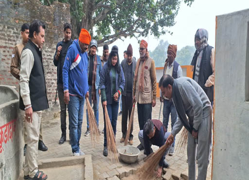 वनखंडेश्वर मंदिर पर चलाया गया स्वच्छता अभियान 