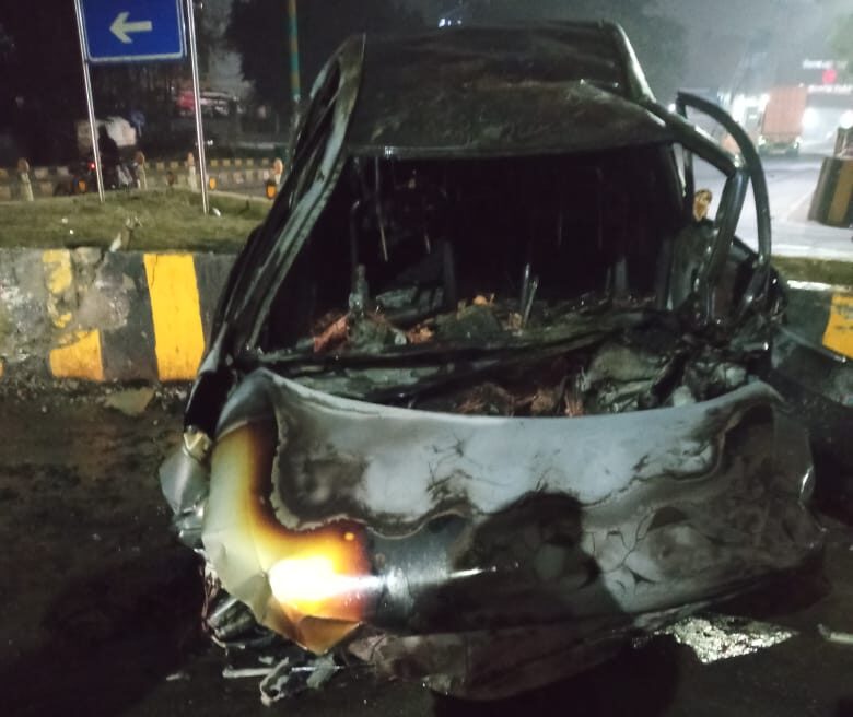 Noida News: चलती कार बनी आग का गोला, एक जिंदा जला