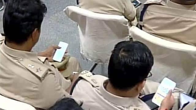UP News: उत्तर प्रदेश के पुलिसकर्मी 22 और 26 जनवरी को नहीं कर पायेंगे स्मार्ट फोन का उपयोग
