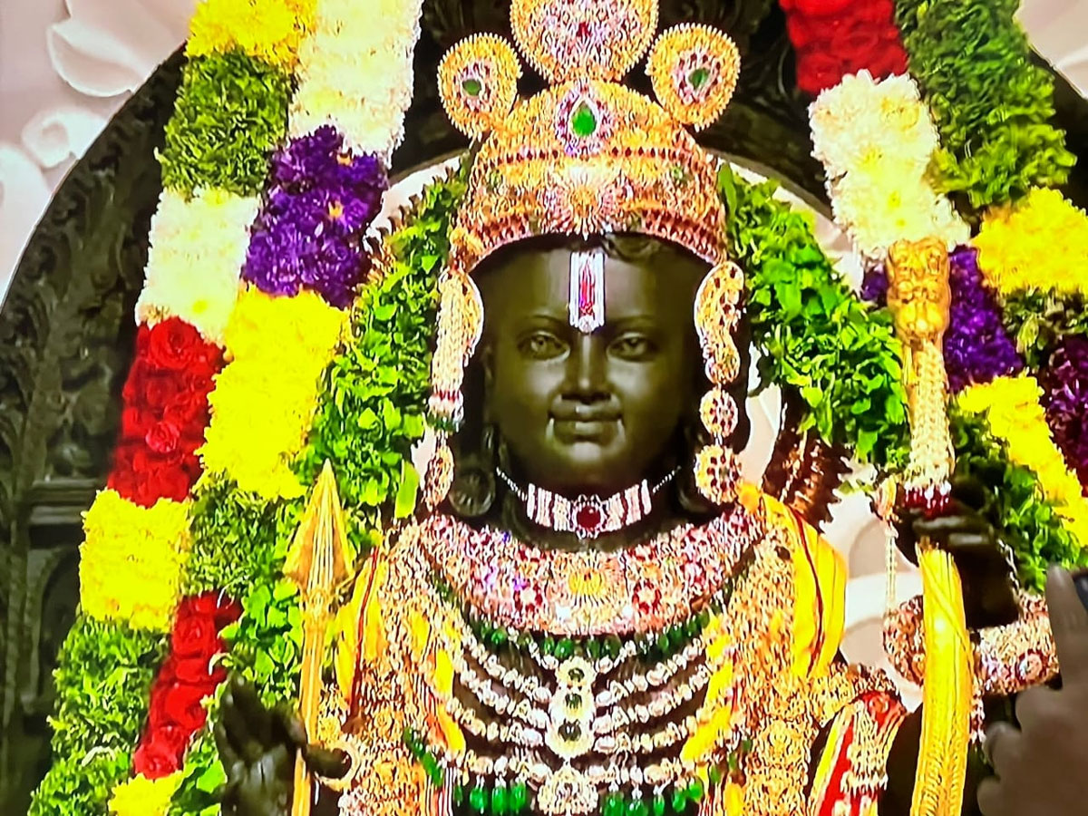 Ayodhya Ram Mandir Pran Pratishtha Live News: राम मंदिर के गर्भगृह में विराजमान हुए रामलला