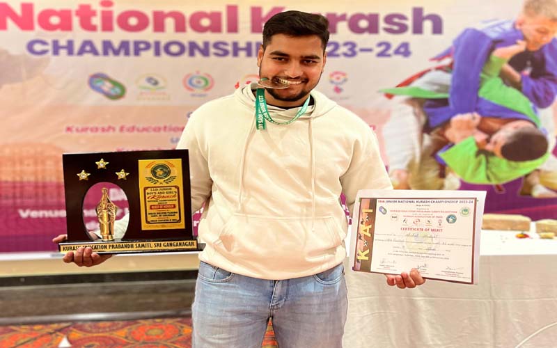 Meerut: 11वीं जूनियर नेशनल कुराश चैंपियनशिप में अक्षत ने जीता सिल्वर मेडल