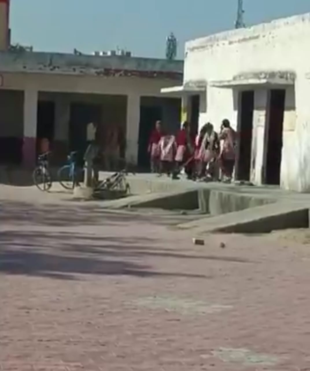 टीचर ने छात्राओं से लगावाई सरकारी स्कूल में झाडू