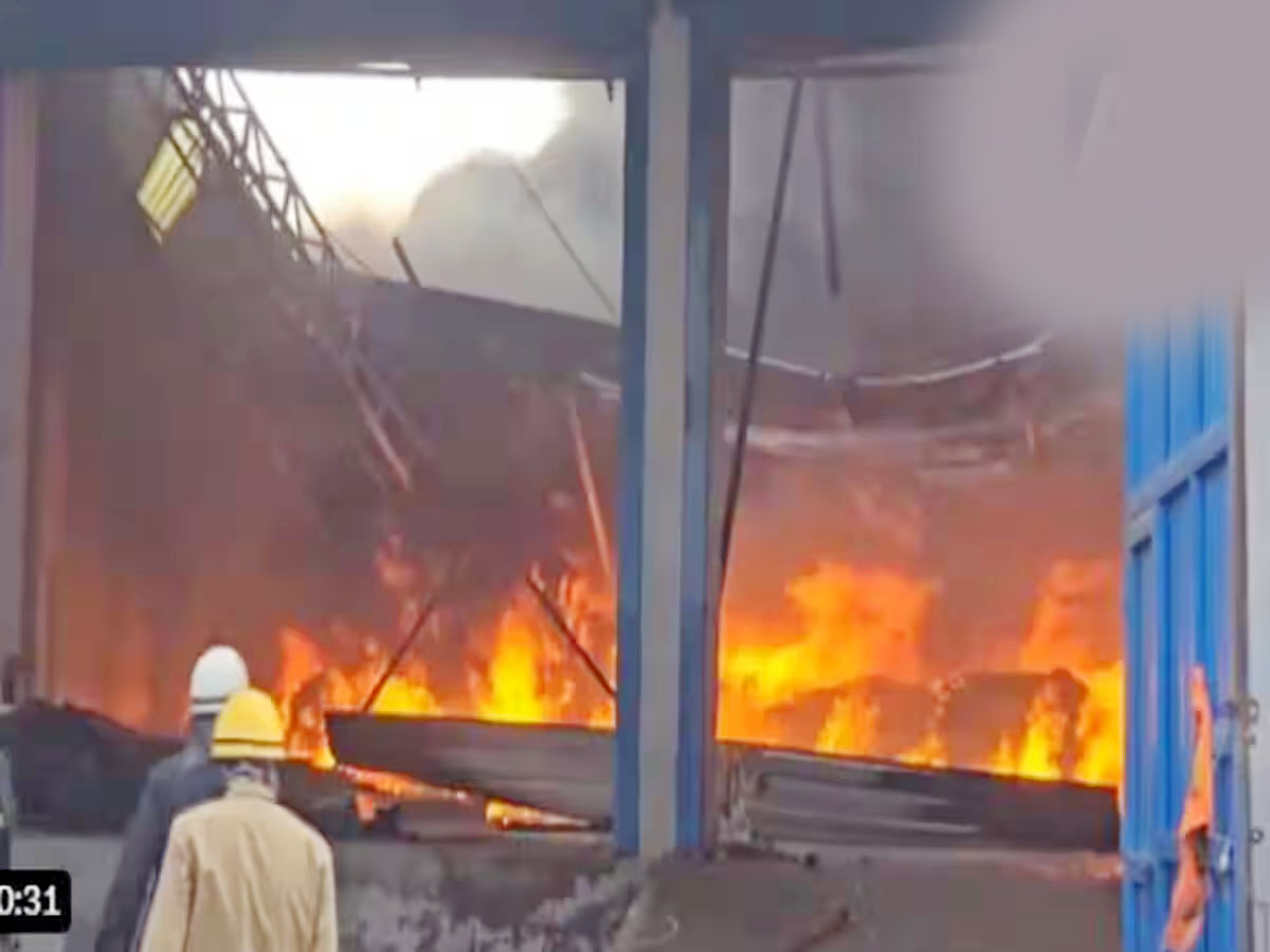 Massive fire: जूता फैक्ट्री में लगी भीषण आग, मौके पर दमकल की कई गाड़ियां