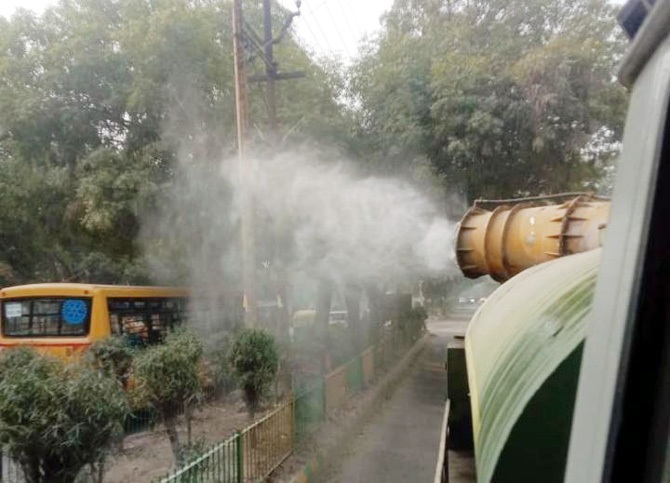 Ghaziabad: निगम ने वॉटर स्प्रिंकलर-एंटी स्मोक गन से वायु गुणवत्ता में किए सुधार के प्रयास
