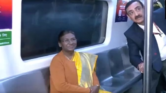 Droupadi Murmu: राष्ट्रपति द्रौपदी मुर्मू ने किया दिल्ली मेट्रो में सफर, वीडियो आया सामने