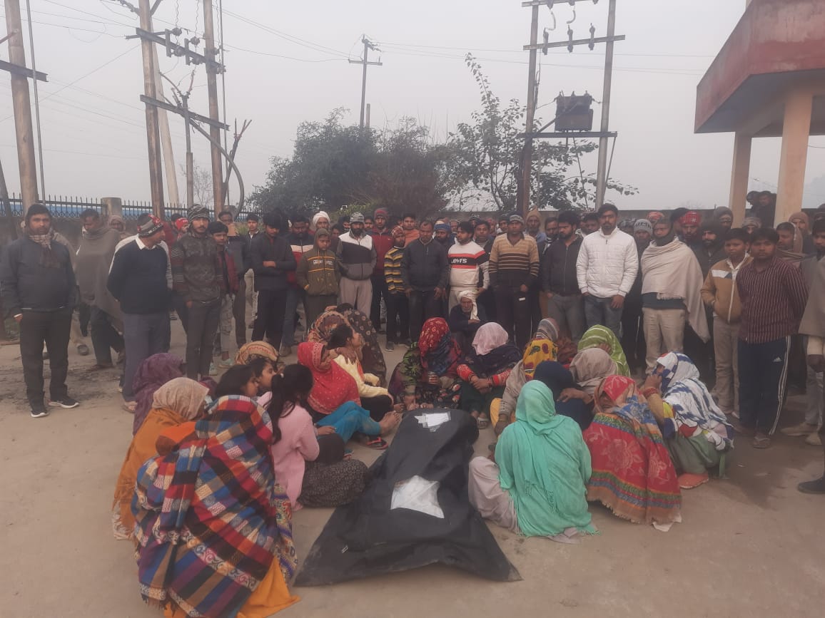 Greater Noida: हाई टेंशन लाइन की चपेट में आकर झुलस गया युवक, परिजनों ने विद्युत विभाग पर लगाए गंभीर आरोप