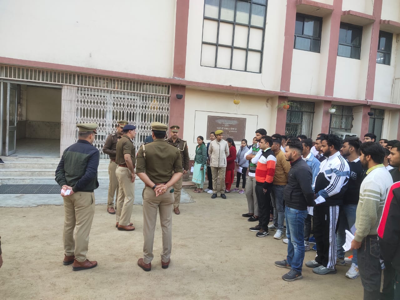 यूपी पुलिस भर्तीः परीक्षा केन्द्रों पर पुलिस का कड़ा पहरा