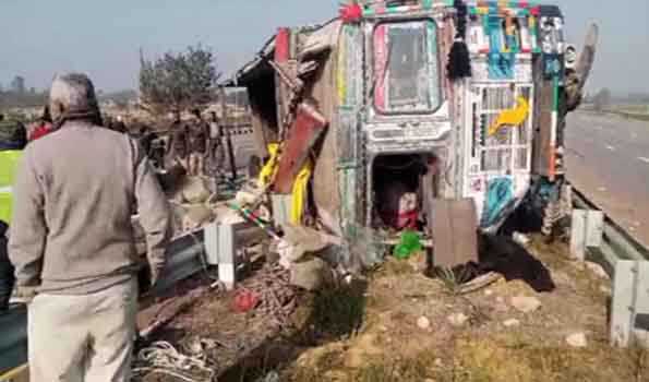 Purvanchal Expressway : ट्रक पलटा, 5 गौवंश की मौत 13 घायल